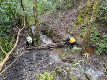 Broadhead Clough volunteers leaky dam